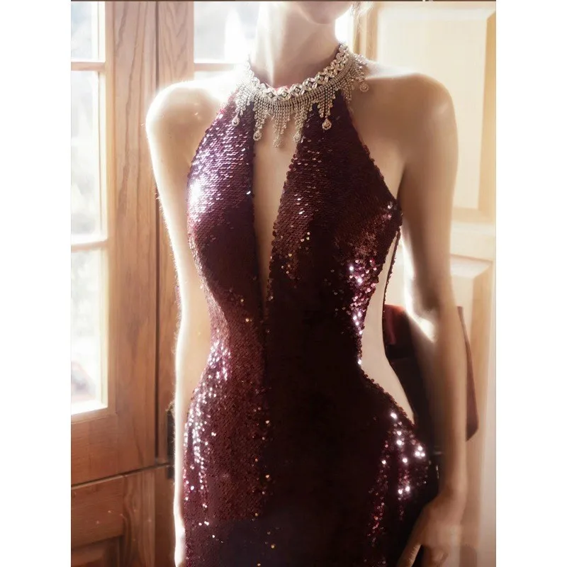 

A new wine-red wedding banquet dress with elegant hosting style