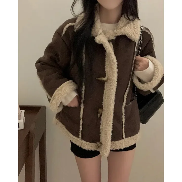 レトロで多用途なフェイクファー襟付き、若々しいレザーとファーのジャケット、女性用香港風シックなコート、綿100%