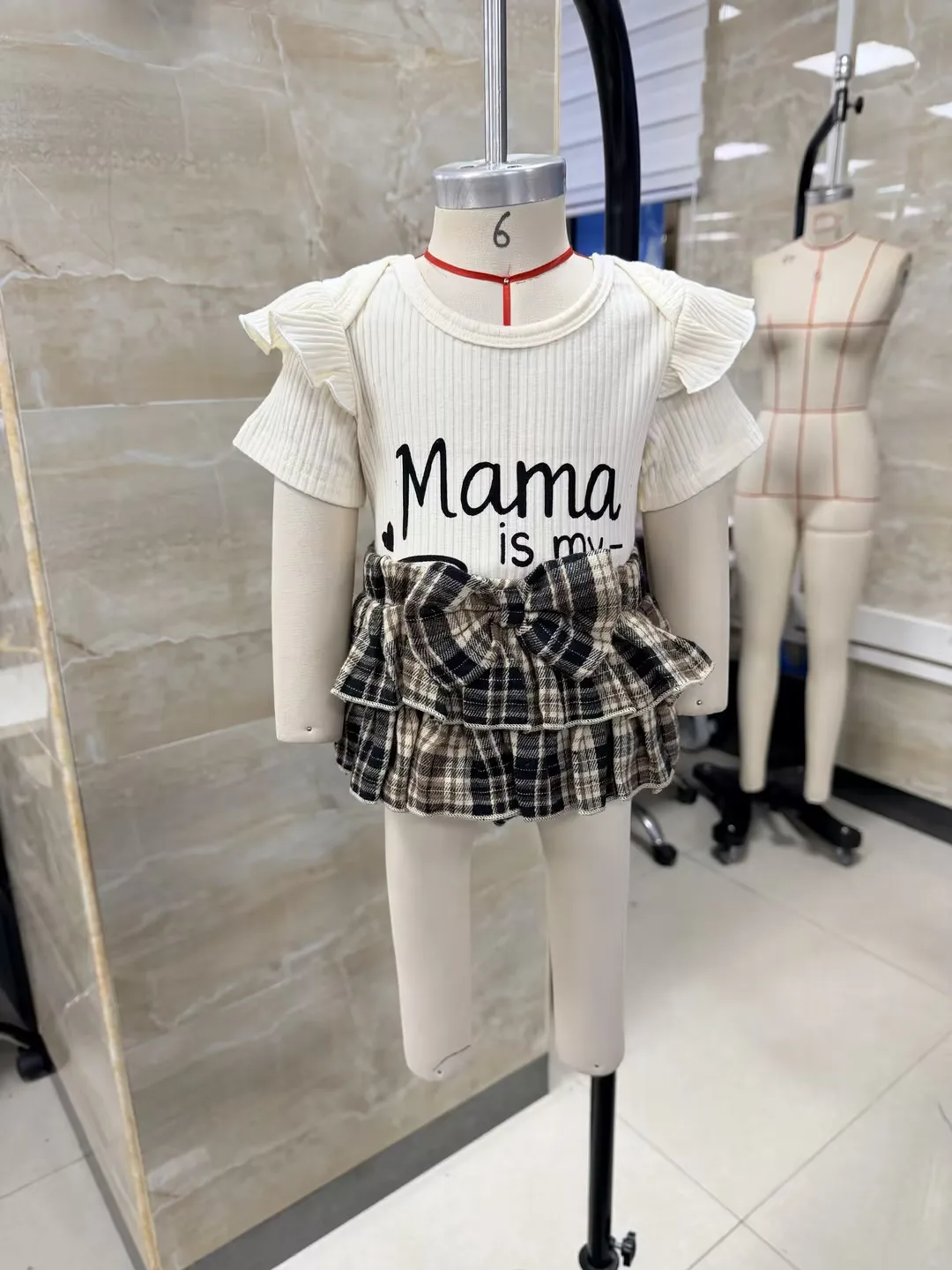 

Одежда для маленьких девочек, комбинезон с круглым вырезом, рюшами, короткими рукавами и принтом букв, многослойные шорты, повязка на голову, одежда для новорожденных