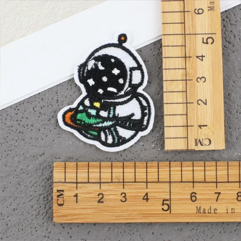 Autocollant en tissu brodé d'astronaute de dessin animé, vente en gros, Patch de fusée, étiquette de broderie d'ordinateur de vaisseau spatial