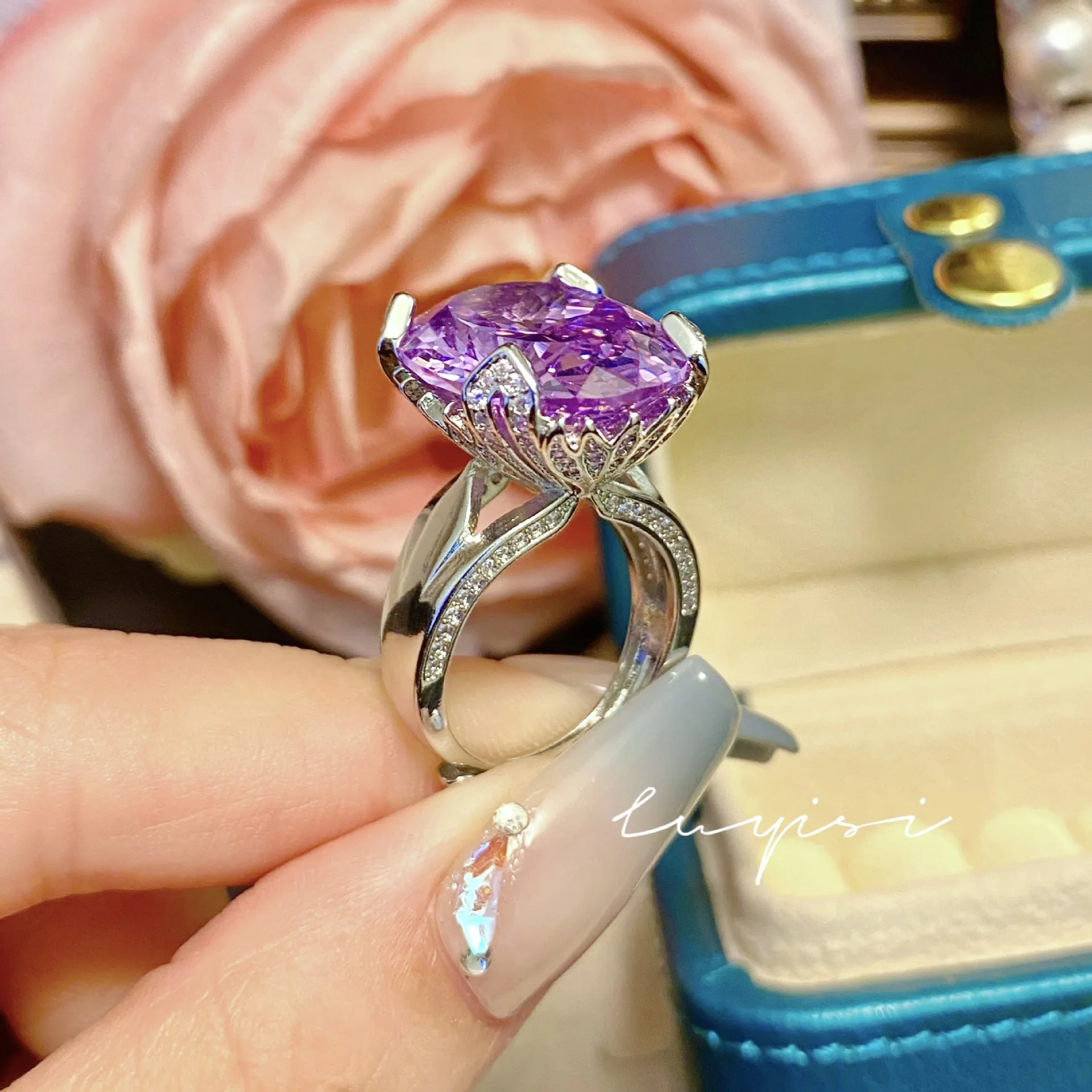 انفجار البث المباشر لمشاهير الإنترنت مليء بحلقة اللوتس الماسية البسيطة متعددة الاستخدامات من الليثيوم الأرجواني Hui عالية الكربون الماس p