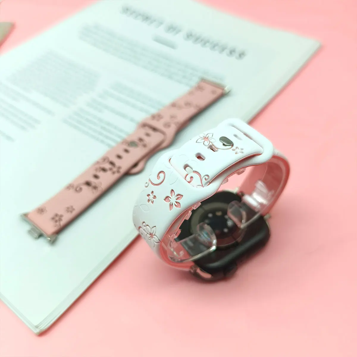 حزام سيليكون عالمي 20 ملم مزدوج اللون منحوت على شكل زهرة لهاتف Xiaomi Band 8/9 Pro، حزام رياضي Redmi Watch 4/5 لهاتف Huawei Fit3/4