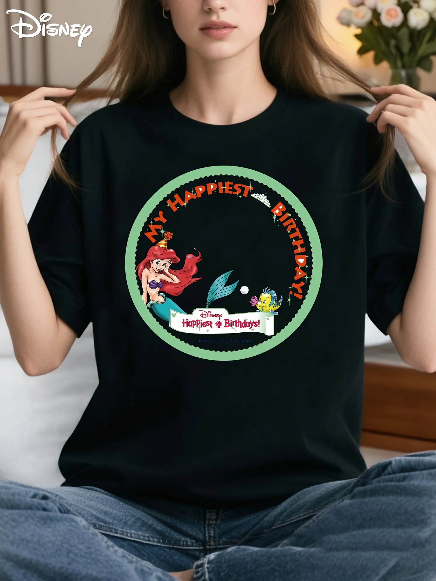 تي شيرت عيد ميلاد ديزني أرييل ومنتجع طوكيو - كم قصير أبيض كبير جدًا مع شخصية حورية البحر الصغيرة