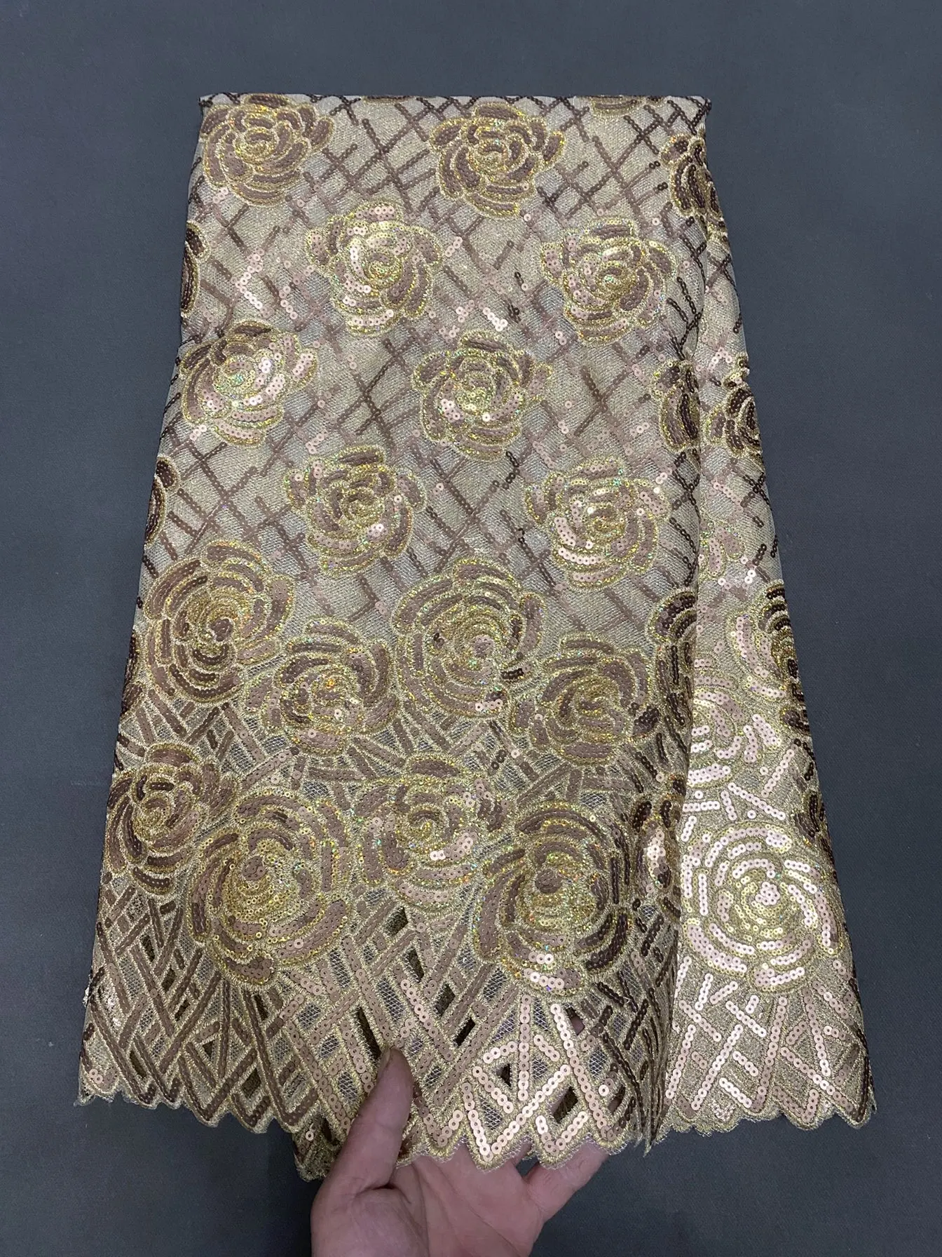 

Новейшая роскошная высококачественная нигерийская кружевная ткань с пайетками, африканское кружево из органзы, 5 ярдов, французский тюль для мужских праздничных нарядов, золотое платье Gt23-1