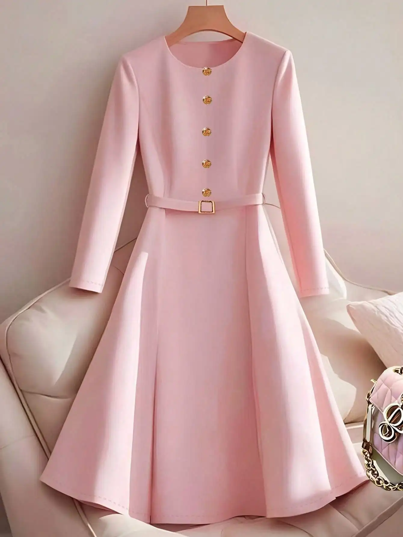 Vestido Sofisticado Rosa con Cuello Redondo, Cinturón con Botones Dorados, Falda Evase, Ideal para la Oficina y el Trabajo
