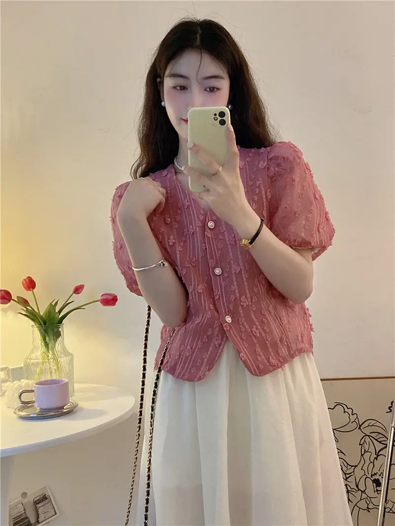 

Новая милая тяжелая промышленность, трехмерная цветочная темпераментная рубашка с короткими рукавами и пышными рукавами с v-образным вырезом для женщин