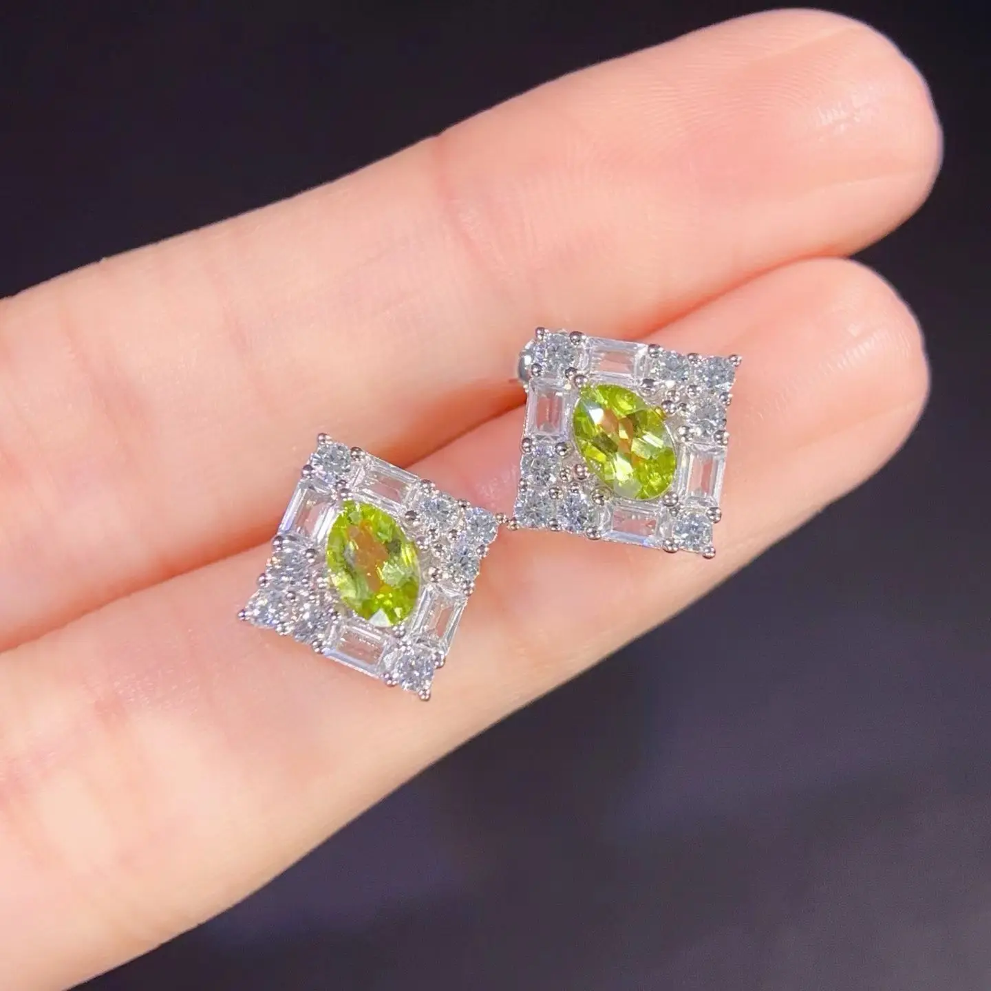 

Серебряные серьги-гвоздики 925 пробы с натуральным перидотом 6x4 мм, подлинные украшения с перидотом, с сертификатом, геометрические серебряные серьги-гвоздики с ореолом для женщин