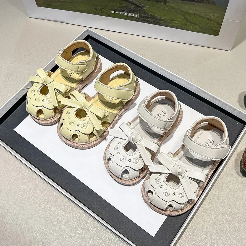 

Лето 2025 г., сандалии с закрытым носком для маленьких девочек, пляжная обувь босиком для малышей с милым бантом, шикарная удобная обувь принцессы для первых ходунков