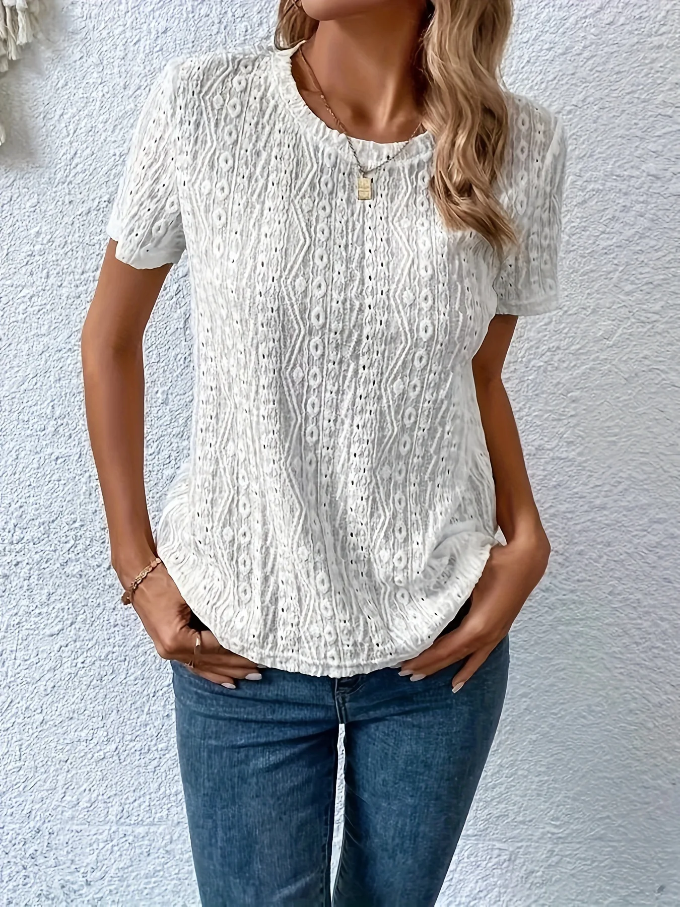 Damen Casual Elegantes Ausgehöhltes Jacquard-T-Shirt mit Rundhalsausschnitt und Kurzen Ärmeln für Frühling und Sommer – Detail 4