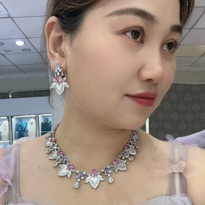 

Дизайнерский стиль, серьги, ожерелье, женские женские инкрустации, каплевидный кубический циркон, белый перламутр, кисточки, вечерние комплекты ювелирных изделий