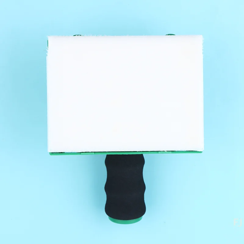 Grünes Trimmerwerkzeug mit Schneide zum Lackieren von Wandecken und Decken