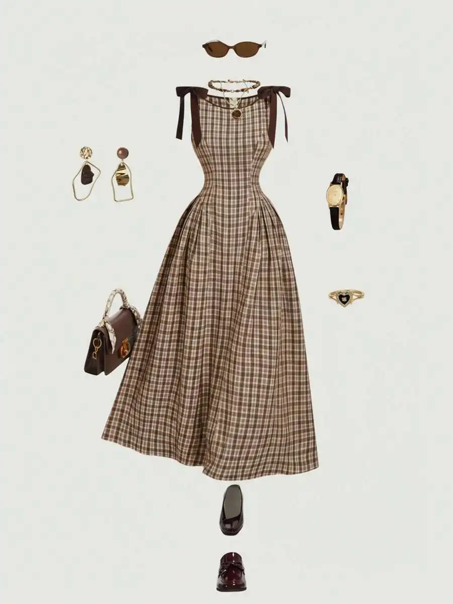 

Коричневое клетчатое платье без рукавов с бретелями-бантиками и расклешенным подолом