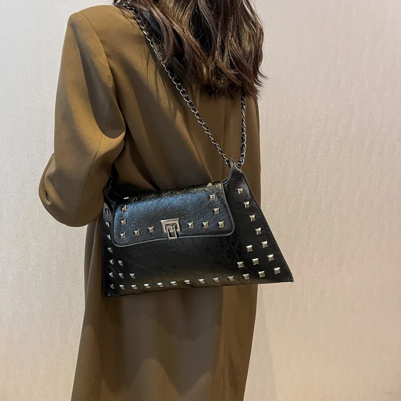 Torebka damska crossbody ze skóry vintage z nitami, uniwersalna, teksturowana, z łańcuszkiem i nitami w stylu vintage.