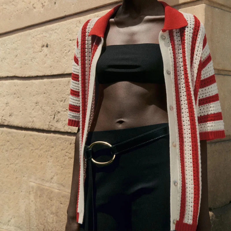 2025 Primavera Verano nuevas camisas de solapa de manga corta Casual rayas impresas Tops de punto moda ahueca hacia fuera la blusa de viaje de las mujeres