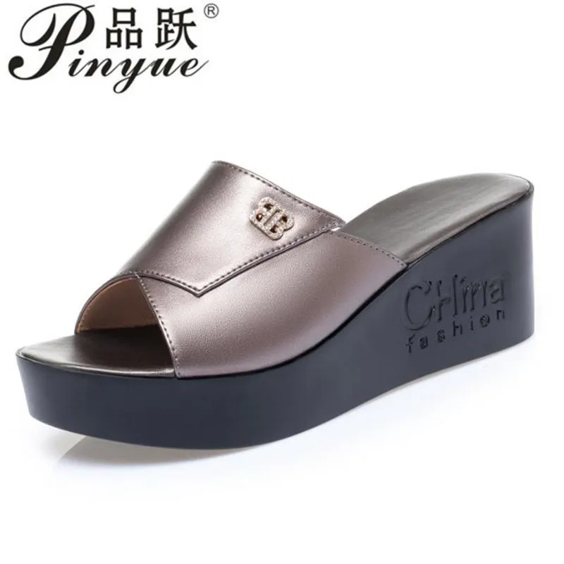 

Тапочки на наклонном каблуке 6 см, женская верхняя одежда, модные сандалии, летние кожаные тапочки с открытым носком, размеры 35–43