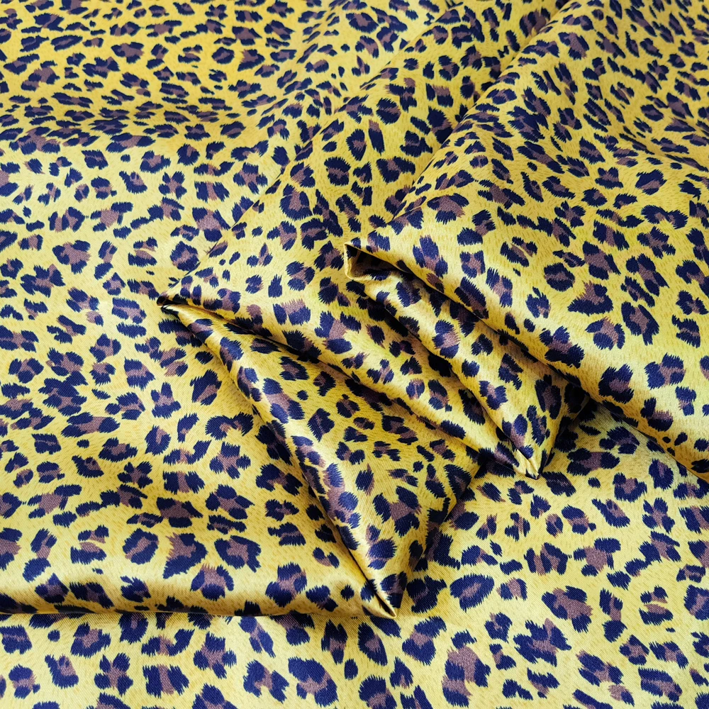 1 Meter x 1,48 Meter Afrika-Leopardenmuster Satinstoff für Schals, Kleider, Pyjamas und Futter – Detail 32