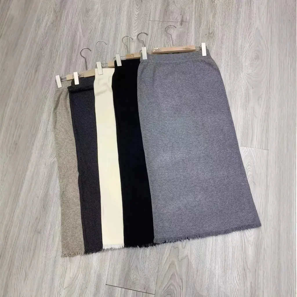 

Women's High-Waisted Slim Tassel Edge Knitted Skirt Solid Color Simple Design Mid-Length Autumn Winter Fashionable Skirt