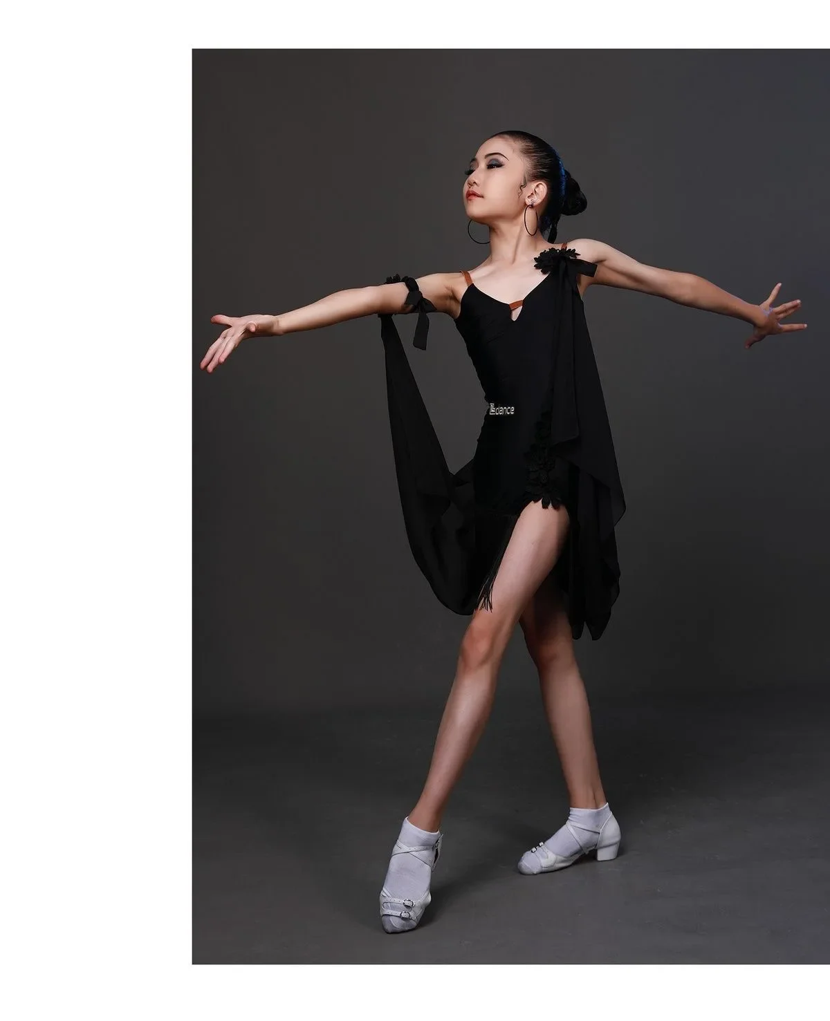 Nowa sukienka do tańca latynoamerykańskiego z frędzlami dla dziewczynek, strój do cha-cha, samby, tanga, tańca towarzyskiego, rumby, na zawody i występy.