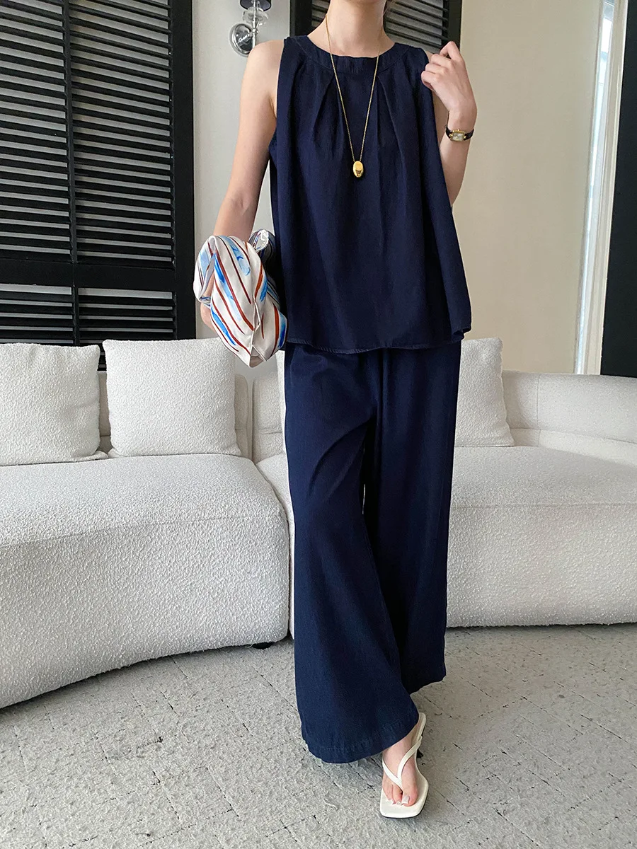 Sommerliches Damen-Set im französischen Retro-Stil: ärmellose Jeansweste mit Rundhalsausschnitt und lässige Hose in unifarbenem Design. – Detail 5