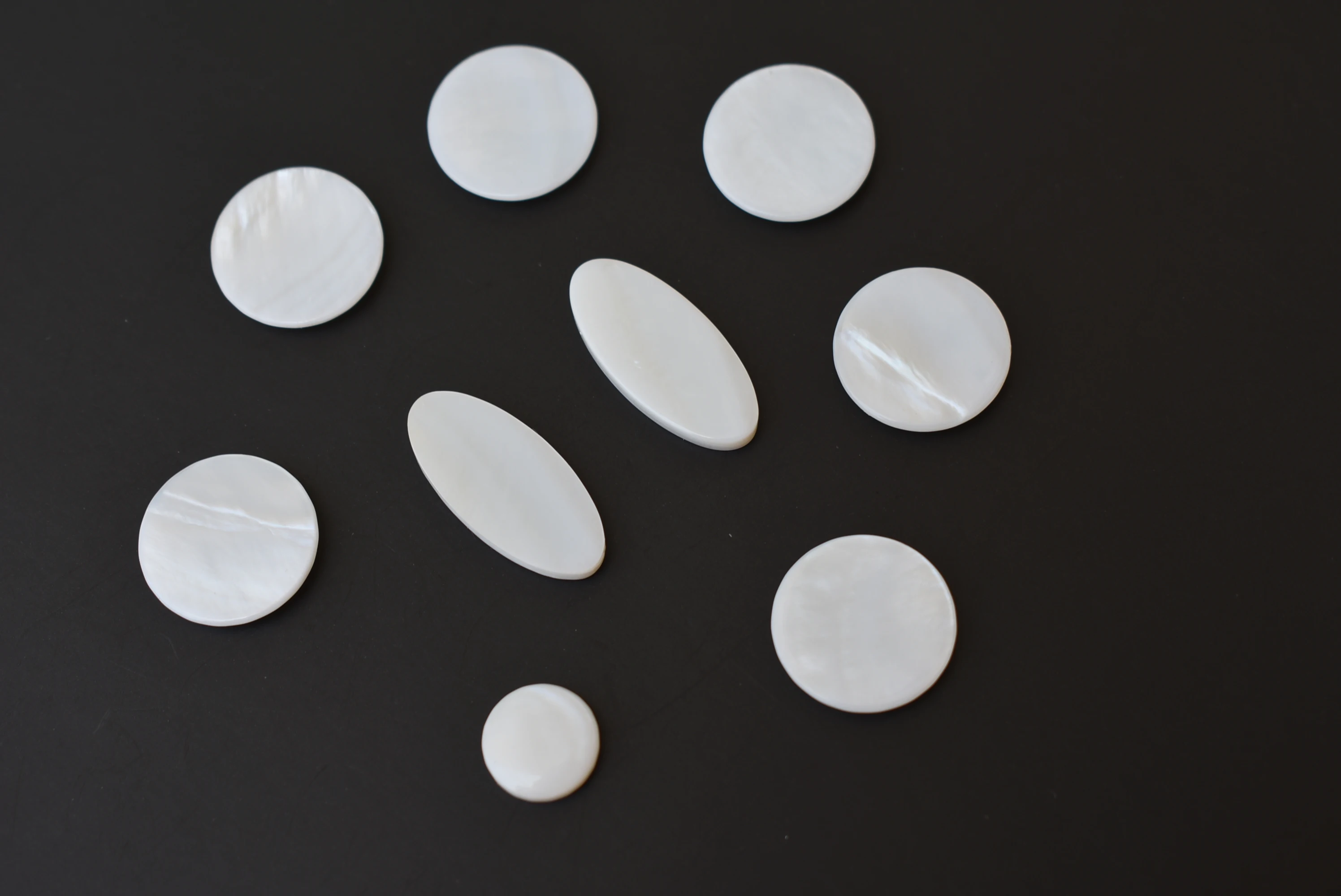 

1 комплект большой пряжки на пуговицах для саксофона, белая пряжка в виде ракушки с узором 9.