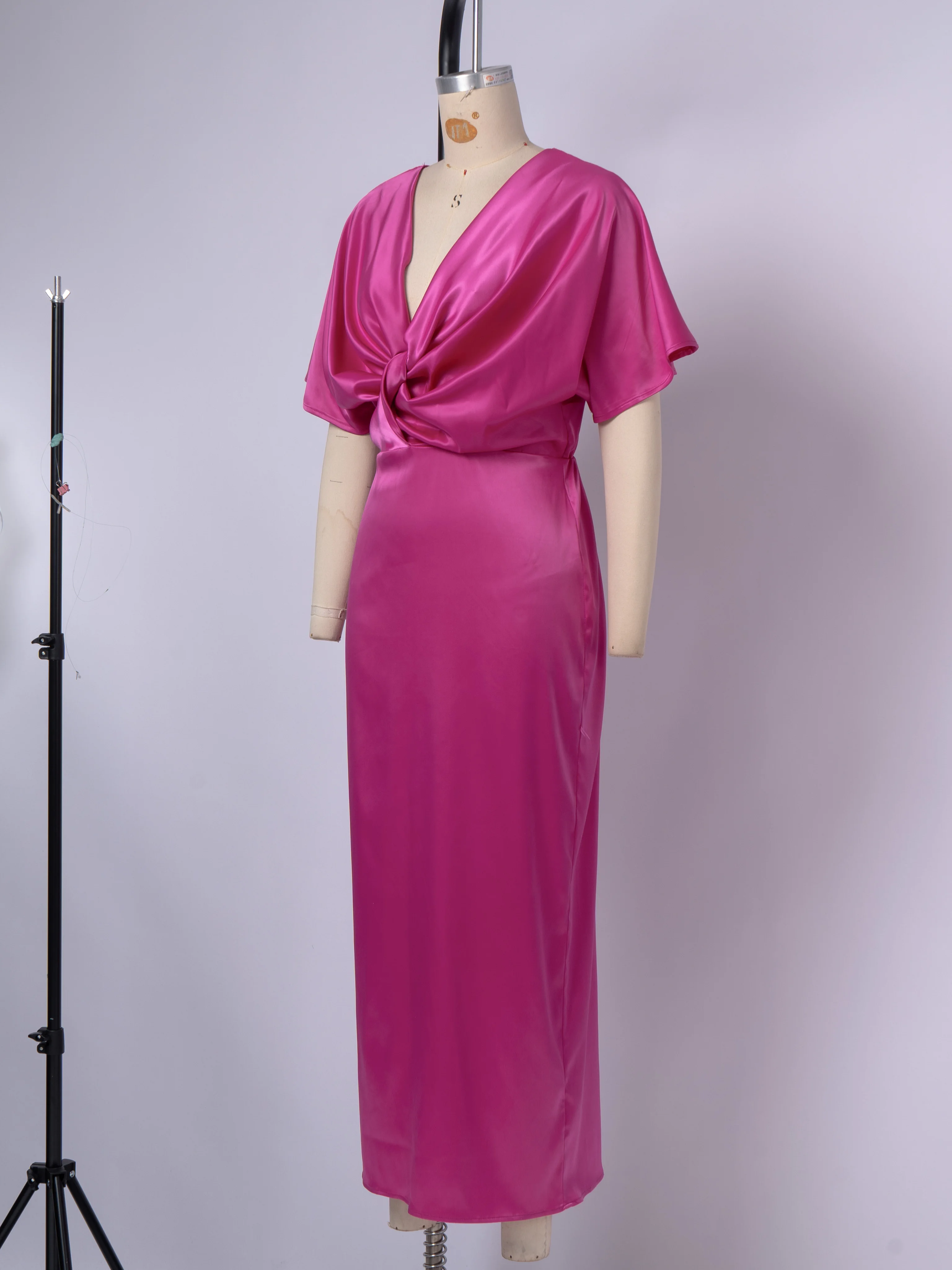 Luxuriöses fuchsiafarbenes Satin-Midikleid mit Twist-Front, Dolman-Ärmeln, hoher Taille und Schlitz, figurbetontes Kleid für Hochzeitsgäste, Cocktailpartys und besondere Anlässe. – Detail 9