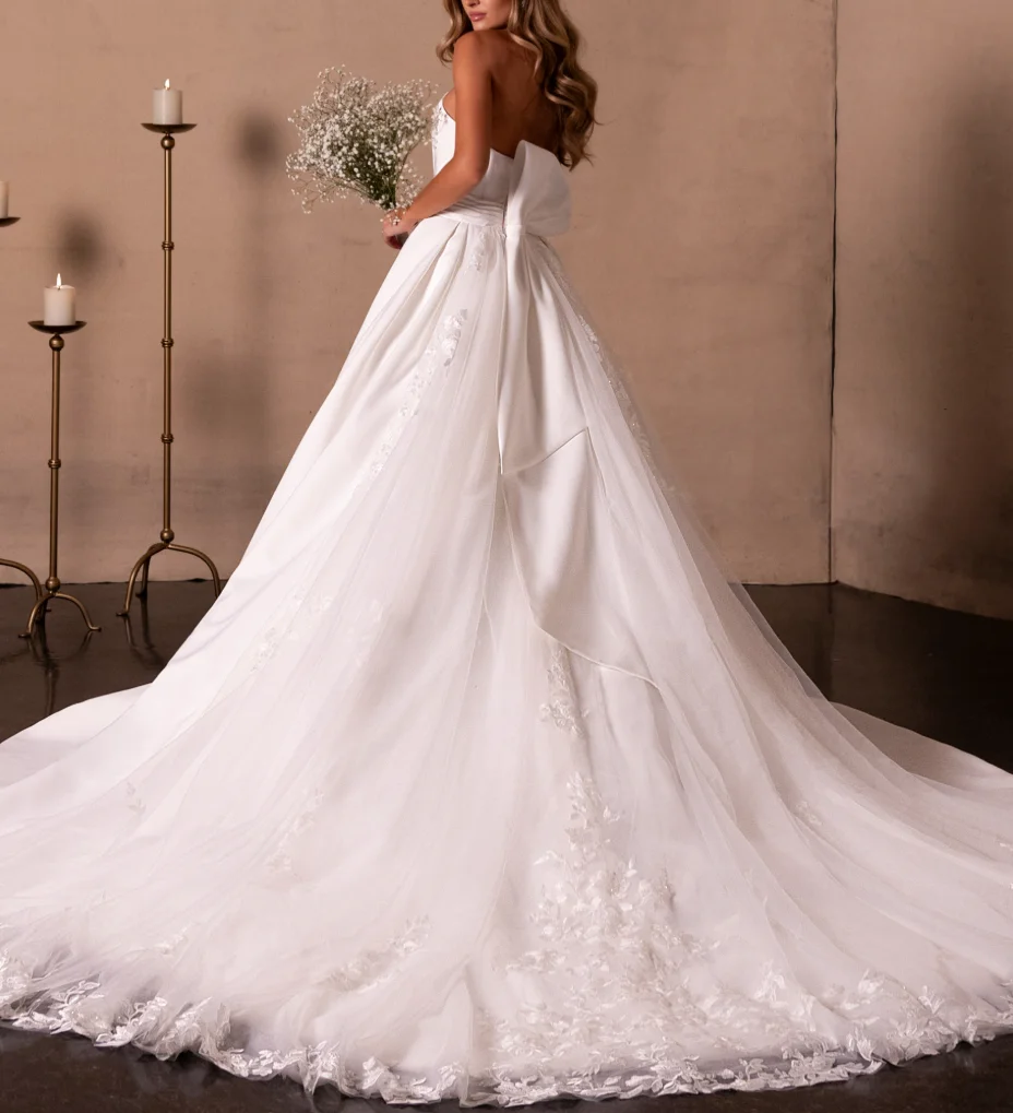 

Gorgeous Wedding Dress Satin with Tulle Court Train Bridal Gowns Strapless Applique Wedding Gowns