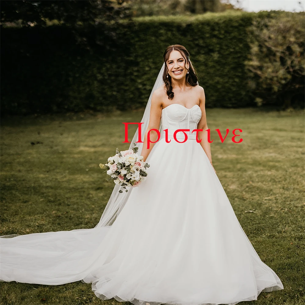 カスタマイズされた絶妙なホワイトオーガンザのウェディングドレスエレガントなストラップレスオフショルダーノースリーブチャペルトレインブライダルドレス