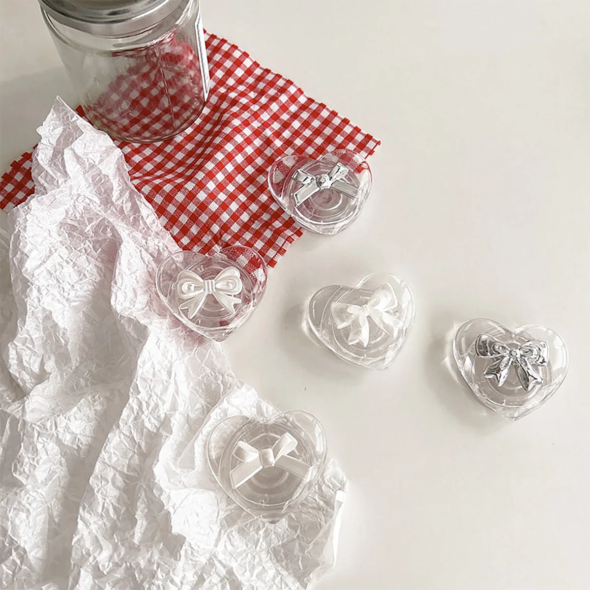 Um arco transparente em forma de coração nicho simples e fresco suporte de telefone personalizado, arco transparente em forma de coração resina estilo coreano simples e elegante internet celebridade fresco telefone airbag titular