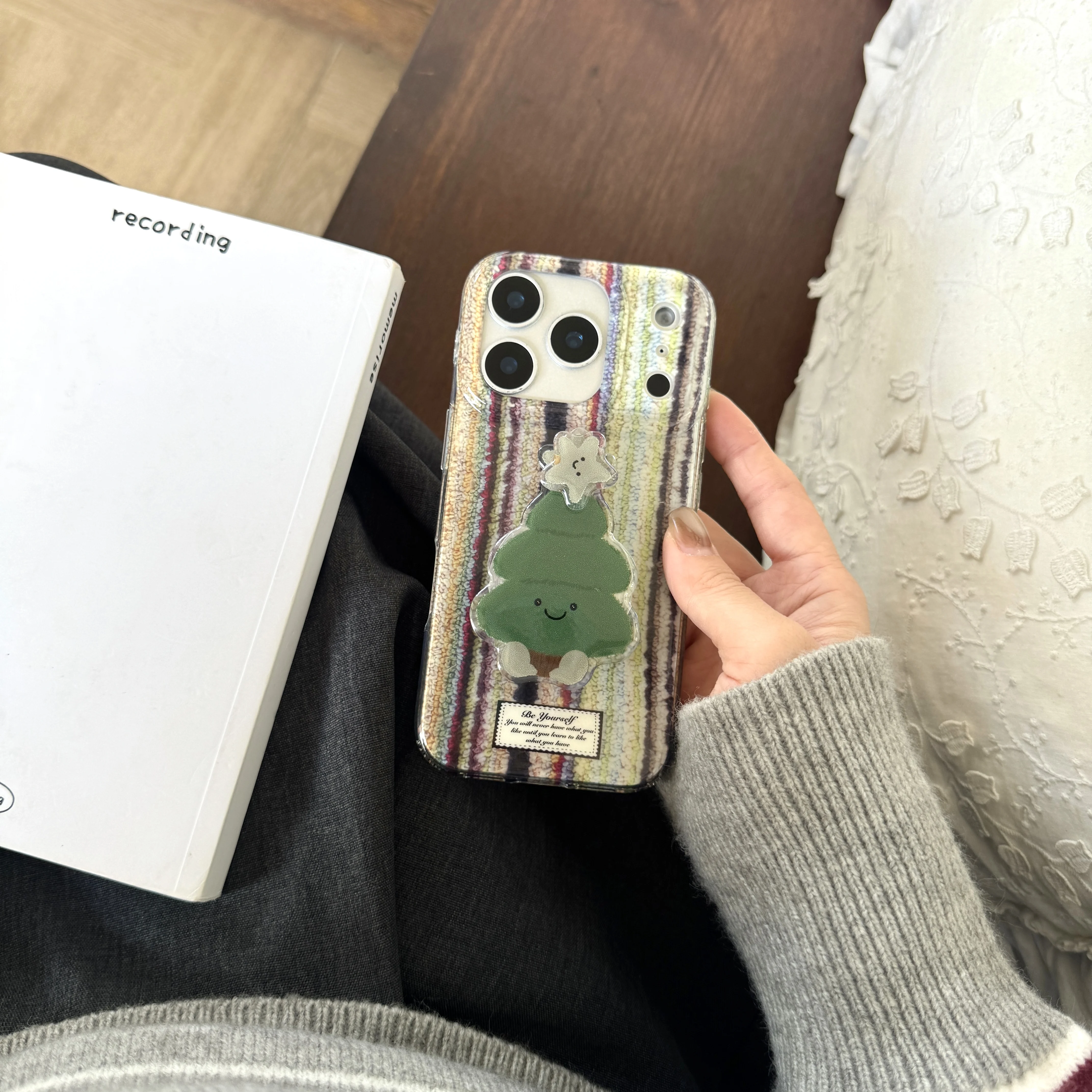 Etui na telefon iPhone 17 Pro Max 16 15 14 13 Pro Max z twardej skorupy w paski, w kształcie choinki świątecznej, z podpórką.