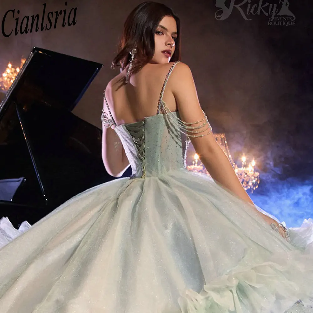 ชุดราตรีสีเขียวมิ้นท์แบบสายเดี่ยวทรงบอลกาวน์สำหรับงาน Quinceanera ประดับด้วยลูกปัดคริสตัล ผ้าทูลล์จับจีบ สไตล์เม็กซิกัน สำหรับงานฉลองอายุ 16 ปี (Sweet 16) หรือ 15 ปี (XV Anos)