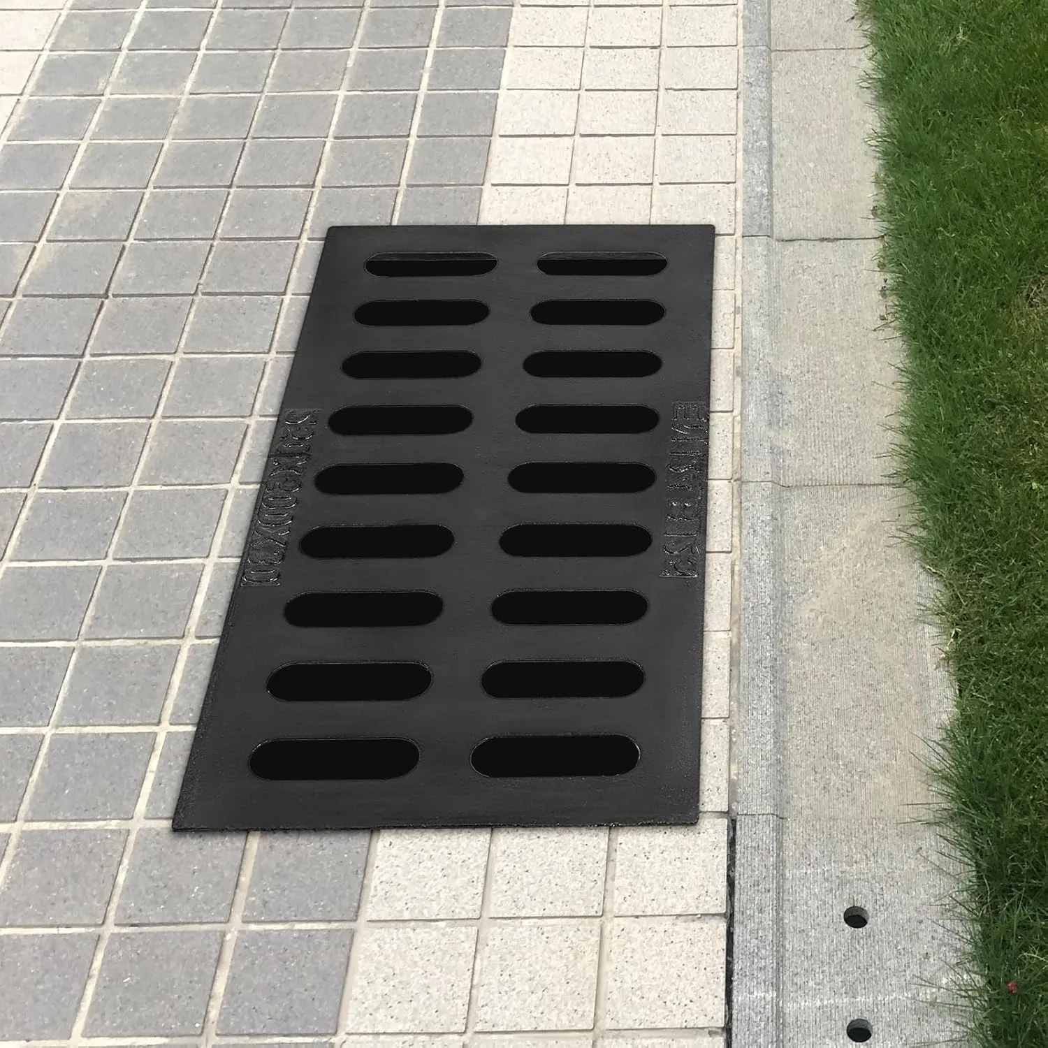 Griglia di scarico in ghisa, copertura di drenaggio del canale esterno, griglie di scarico per trincea in metallo da 20x10 pollici, griglia fognaria resistente