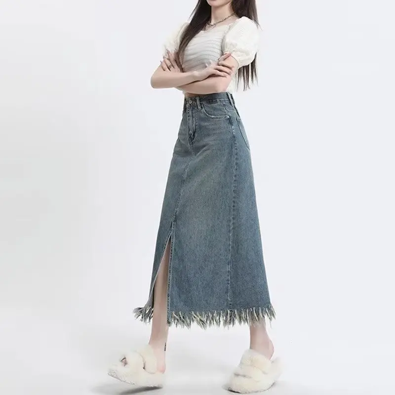 กระโปรงยีนส์เอวสูงทรงเรโทร ความยาวปานกลาง ผ่าข้างต้นขา พร้อมชายกระโปรงแบบรุ่ย ดีไซน์ทรงเอที่ช่วยให้ดูเพรียวบางสำหรับคนไซส์ใหญ่