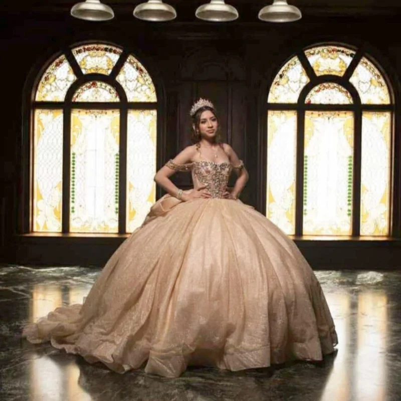 Robes de Quinceanera personnalisées en or Champagne brillant, épaules dénudées, décalcomanie en cristal, nœud longue queue, 15