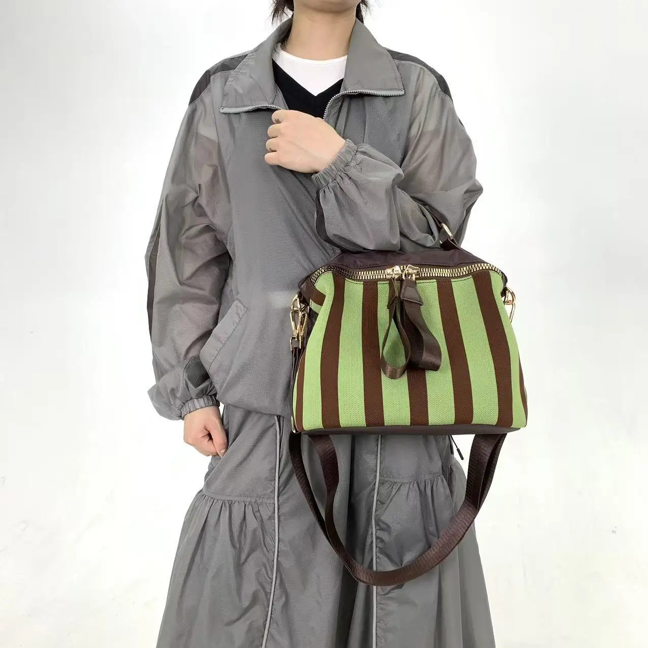 Modische gesteppte Mesh-Schultertasche für Damen mit Streifenmuster, einfache und vielseitige lässige Umhängetasche. – Detail 9