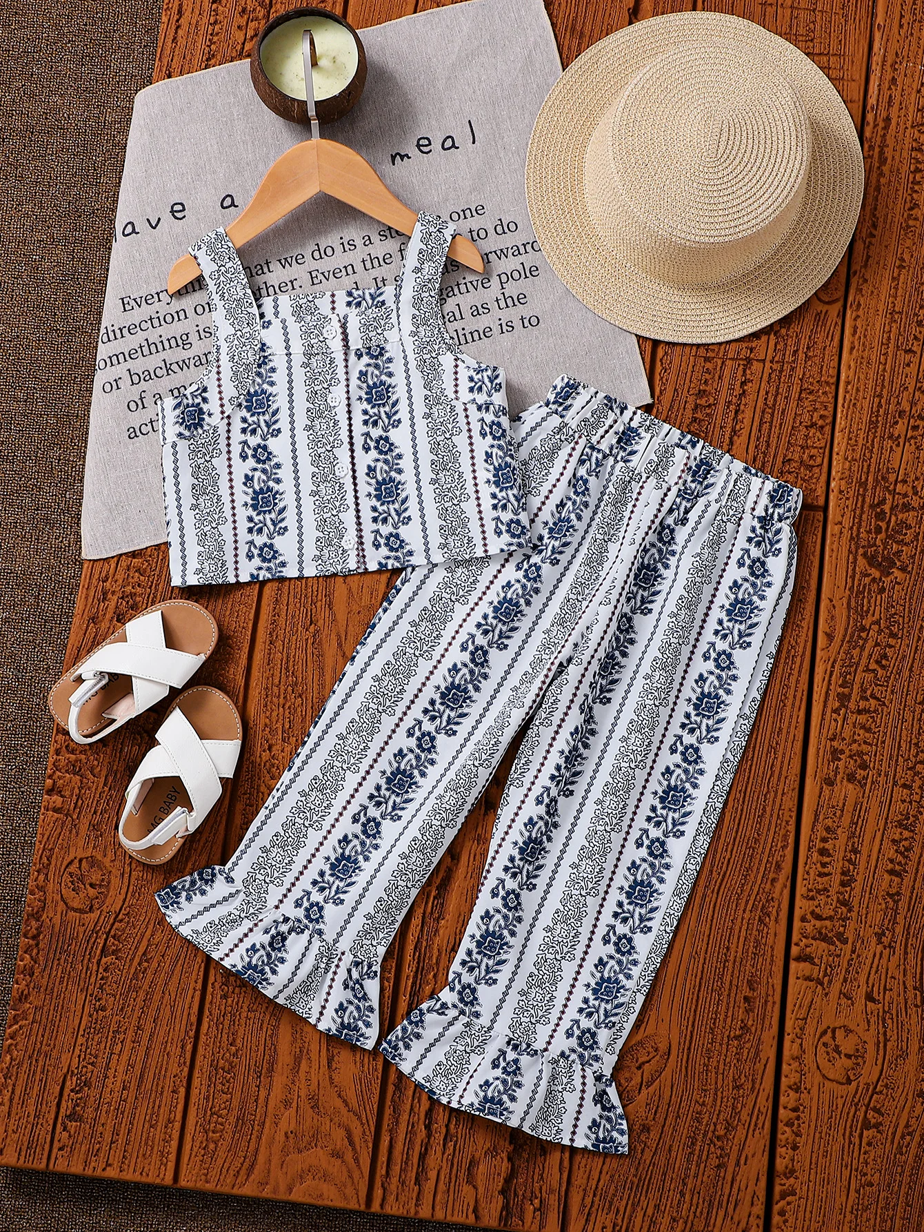 Zweiteiliges Set für Mädchen mit Retro-Print, ärmellose Weste und Schlaghose, blau-weißes Vintage-Muster mit künstlerischer Eleganz