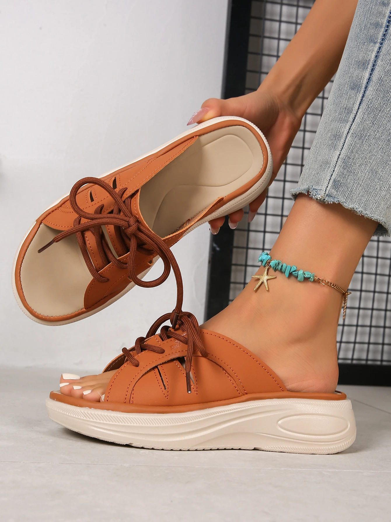 نوع جديد من النعال السفلية الإسفنجية للنساء، مريحة، غير قابلة للانزلاق، خفيفة الوزن ومريحة، مع سحب واحد