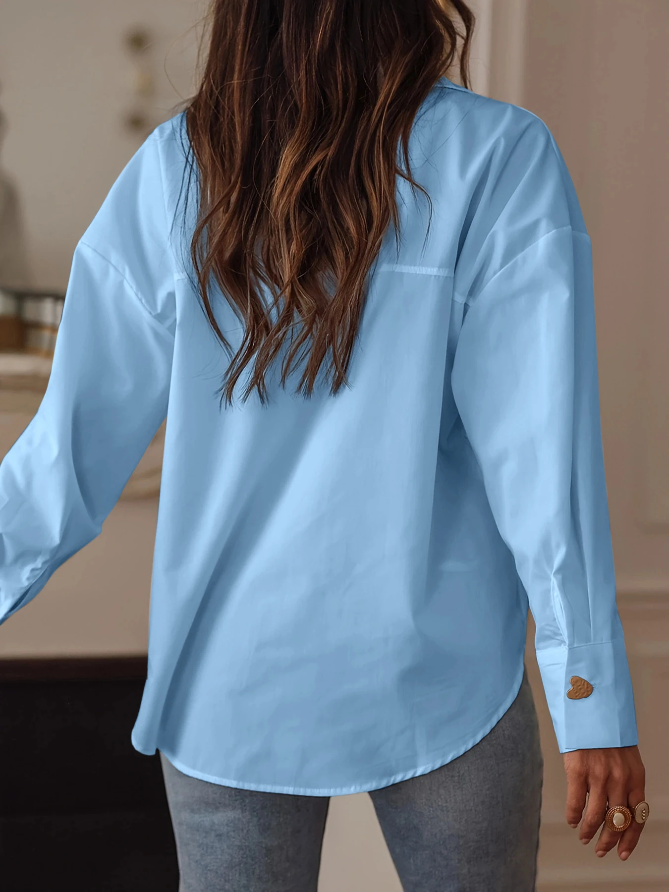 Elegantes Damen-Freizeitmodehemd in reiner Farbe mit herzförmigen Knöpfen für Frühling und Herbst/Sommer. – Detail 8