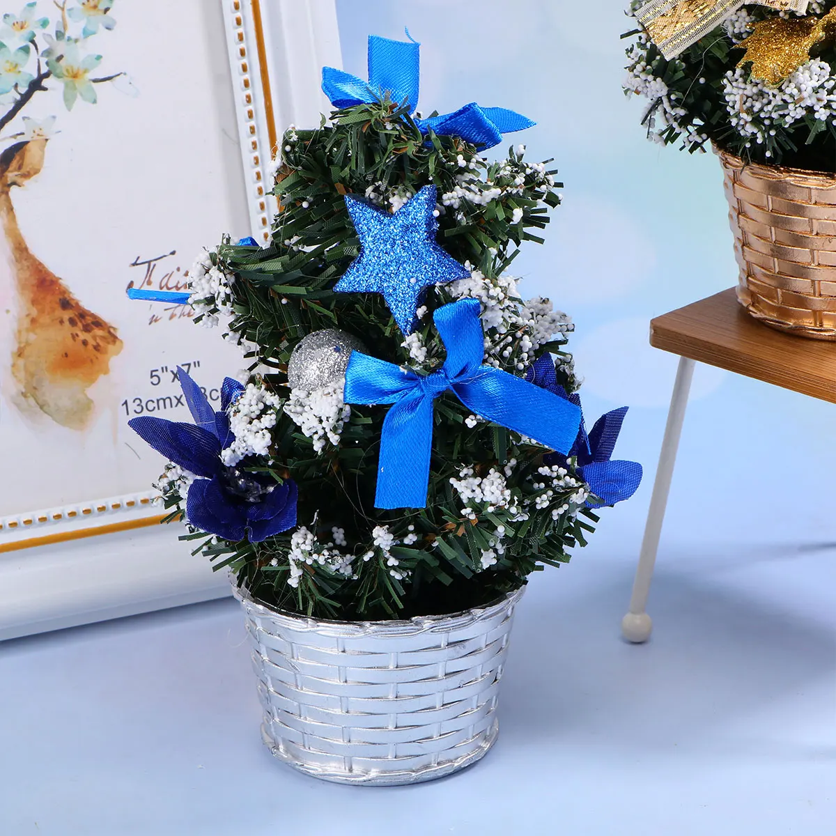 2 قطعة زينة عيد الميلاد أشجار عيد الميلاد الصغيرة مع الحلي مزينة صغيرة وهمية الاصطناعية ل