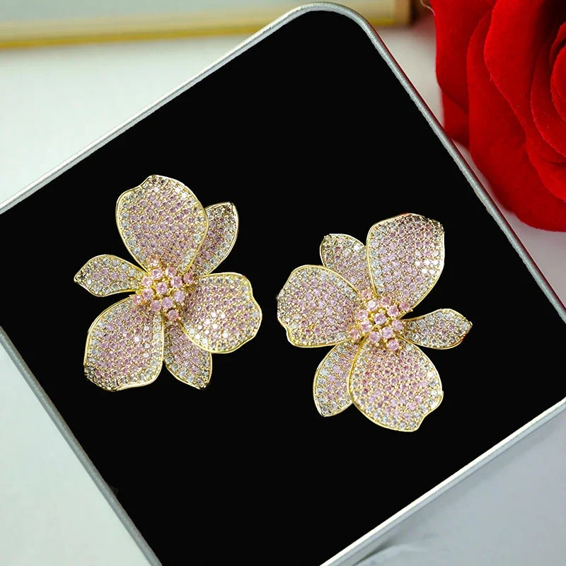 Huitan Funkelnde rosa/weiße Blumen-Ohrringe für Frauen, Cocktail-Tanzparty, wunderschöne weibliche Ohrringe, exquisiter CZ-Trendschmuck