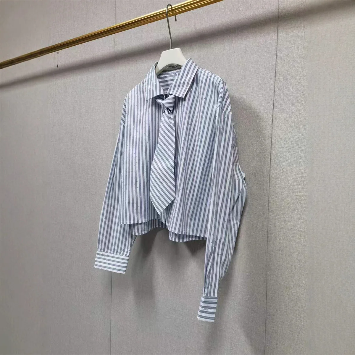 【ギフト無料】2025 初秋新作 プレッピー 若々しい ラインストーン 縦縞 ネクタイ 長袖 クロップドシャツ レディース