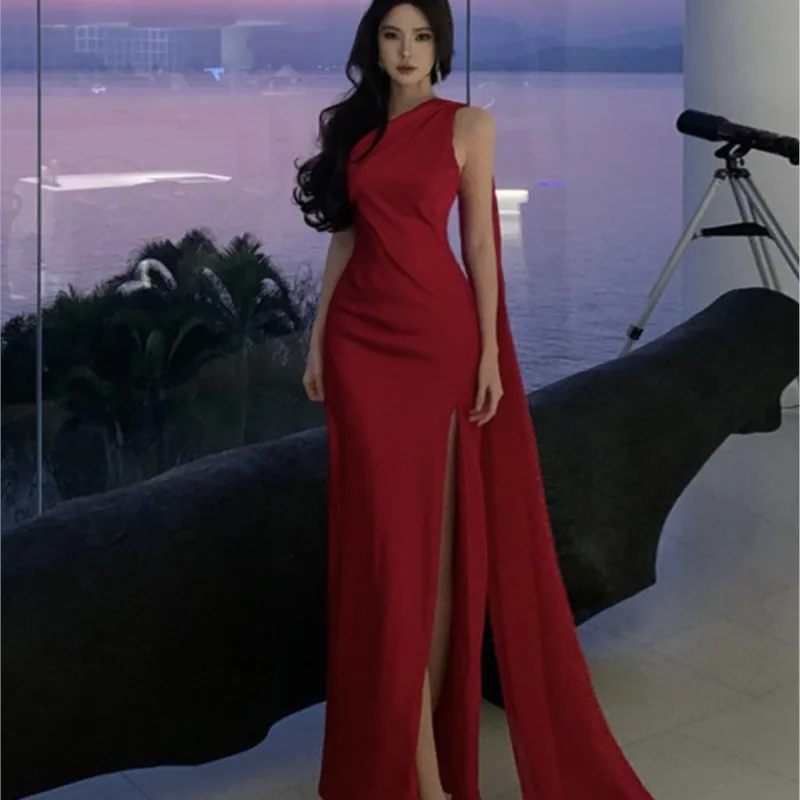 

A niche wine-red off-the-shoulder off-the-neck backless ribbon-draped satin dress