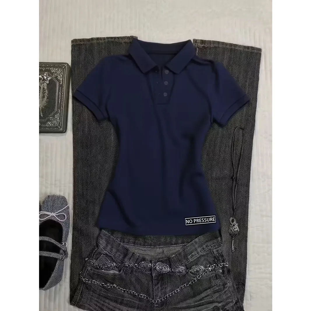Y2K Schwarzes Slim-Fit Poloshirt für Damen Arbeitskleidung mit Rotem Aufdruck – Detail 2