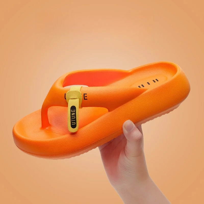 

Женщины носят толстую подошву для увеличения высоты и мягкой подошвы. Летние новые пары. Пляжные крутые тапочки для мужчин, нескользящие