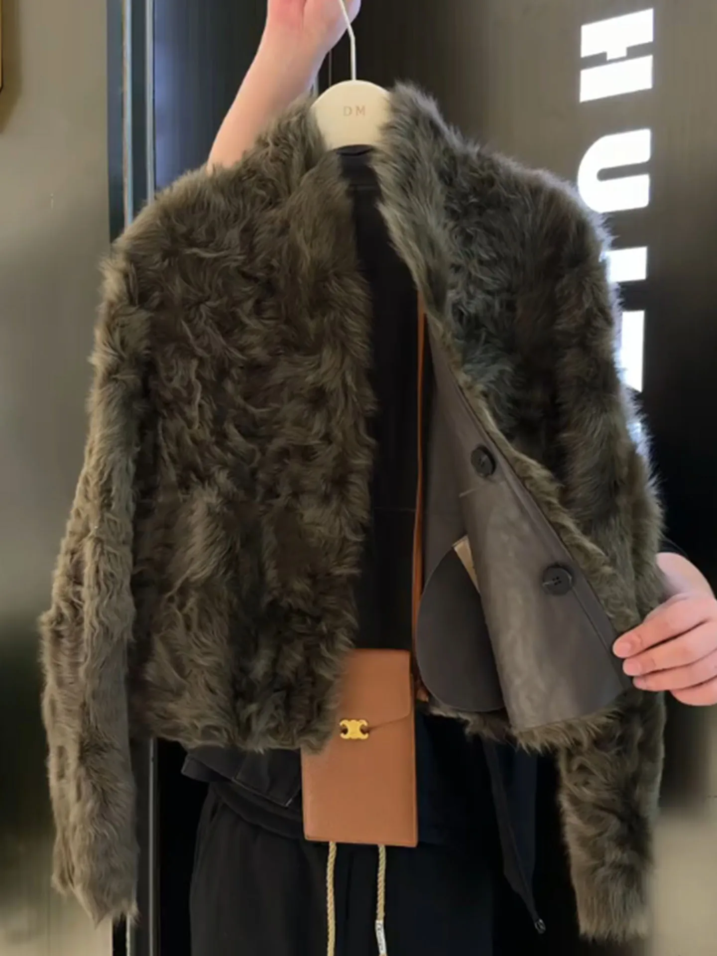 

Уникальная женская зимняя повседневная куртка-пальто из искусственной кожи с меховой отделкой и декоративными элементами