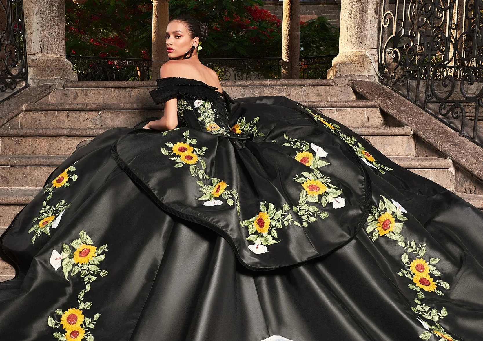 สีดํา Charro Quinceanera Ball Gown ปิดไหล่ Organza Applique Ruffles เม็กซิกันหวาน 16 ชุด 15 Anos ที่กําหนดเอง