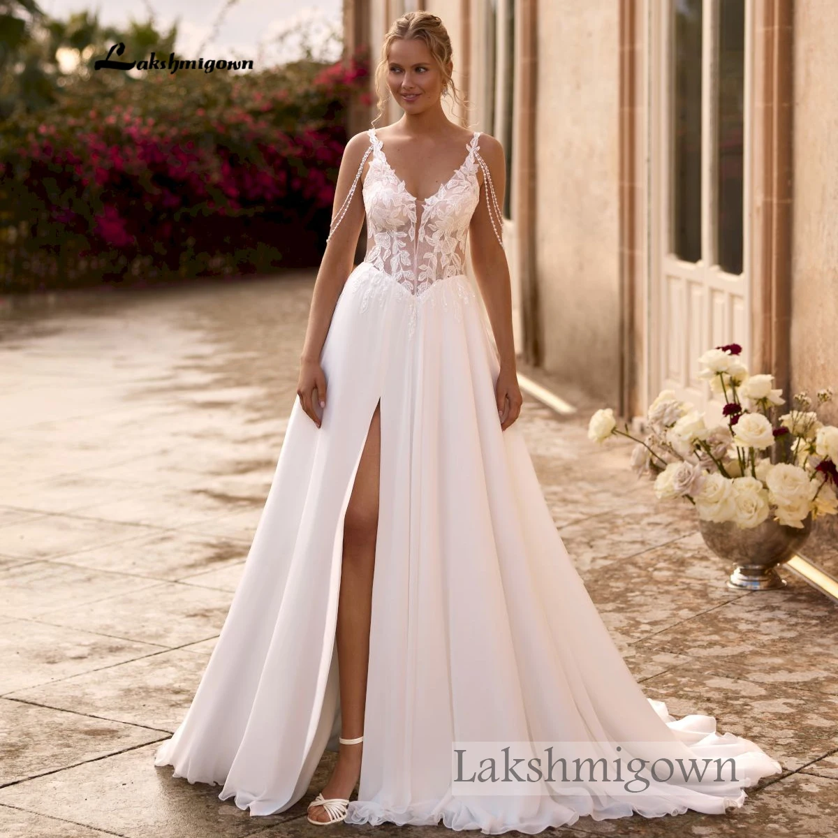 Sexy Boho-Brautkleid mit tiefem V-Ausschnitt, Spitze, Illusions-Oberteil, Perlenbesatz, Perlenketten-Trägern, hohem Schlitz und A-Linien-Schnitt aus Chiffon – Detail 5