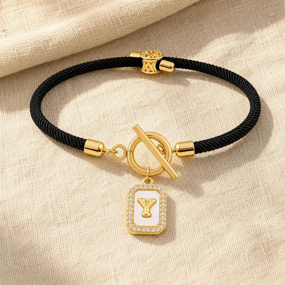 Initial Charm Schwarzes Seilarmband mit vergoldeten Buchstaben und Zirkonia, verstellbares Armband für Damen und Herren – Detail 3