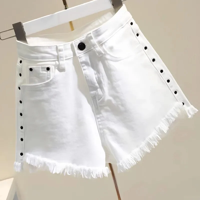 White high-waisted rivet denim shorts women's summer 2024 Joker A loose slim wide-leg stretch hot pants are worn outside.