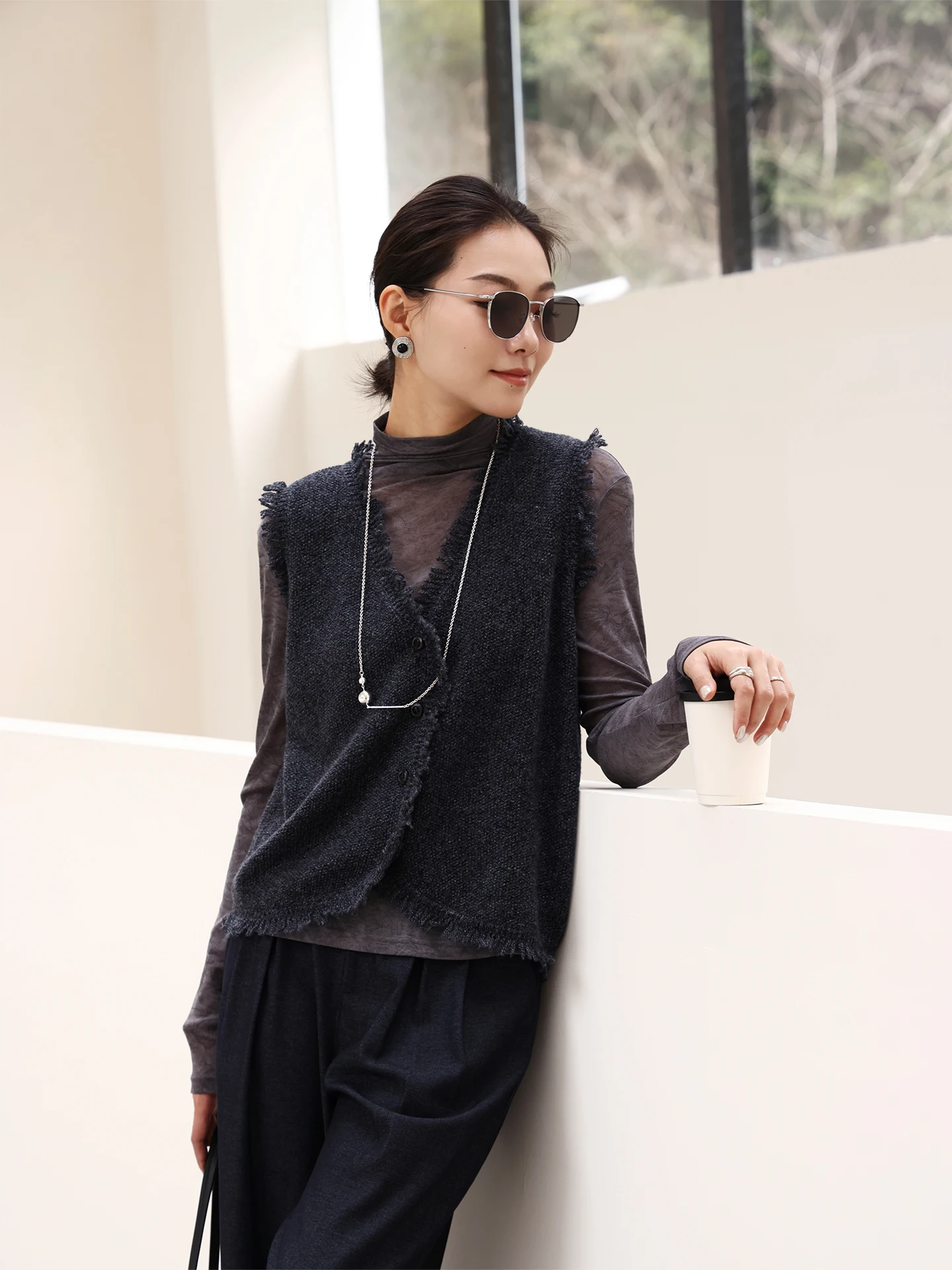 

Свободный вязаный жилет с V-образным вырезом для женщин, летний, новый стиль, с бахромой, без рукавов, средней теплости, стандартной длины