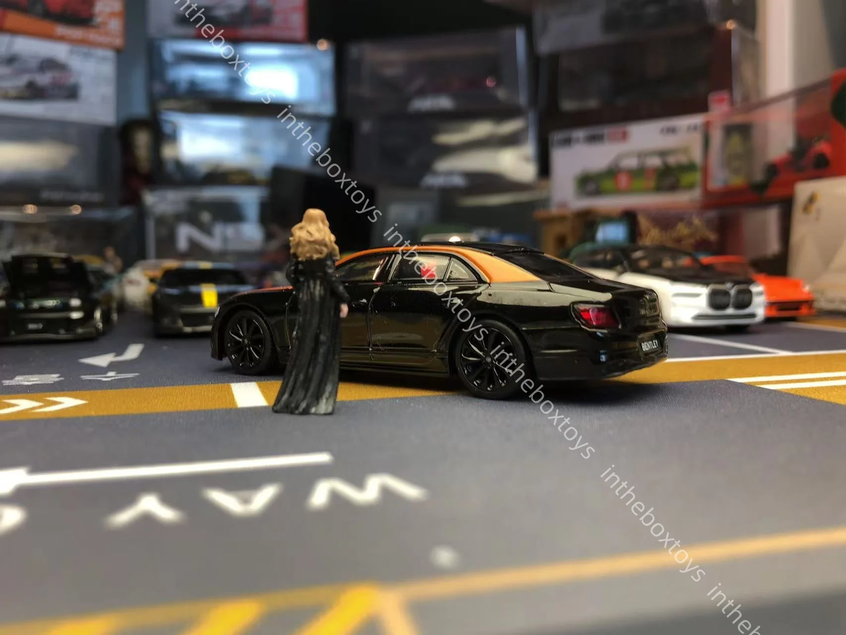 

1/64 Mini GT 991 Flying Spur Orange с фигуркой, модель автомобиля, литая под давлением модель автомобиля, коллекция ограниченного выпуска, игрушки для хобби